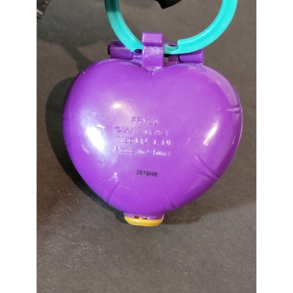 2017 Polly Pocket Tiny Places Compact Playset Picnic Scooter Skateboard Polly - Picture 3 of 8